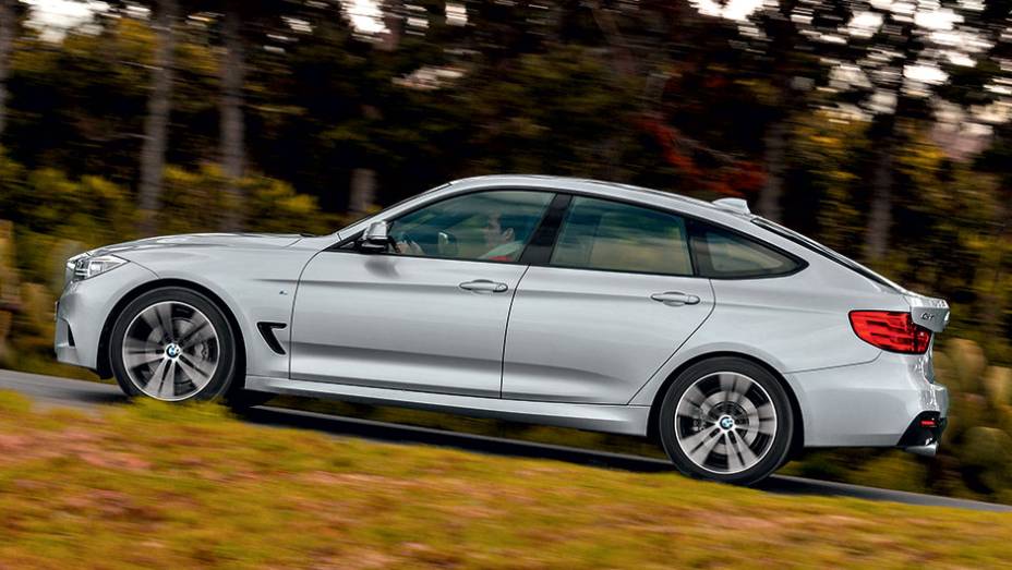 O aerof&oacute;lio se prolonga para dar mais ader&ecirc;ncia ao eixo traseiro | <a href="https://preprod.quatrorodas.abril.com.br/carros/impressoes/bmw-335i-gt-740953.shtml" rel="migration">Leia mais</a>