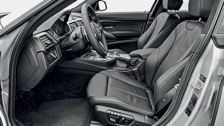 Com exce&ccedil;&atilde;o da posi&ccedil;&atilde;o de dirigir, j&aacute; que o motorista fica 6 cm mais alto que no sed&atilde; | <a href="https://preprod.quatrorodas.abril.com.br/carros/impressoes/bmw-335i-gt-740953.shtml" rel="migration">Leia mais</a>