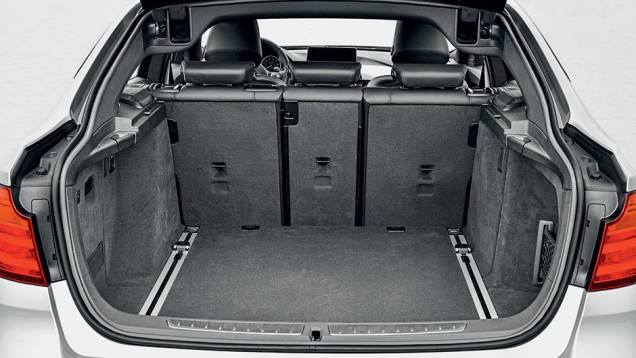 Porta-malas de 520 litros, maior que o da perua | <a href="https://preprod.quatrorodas.abril.com.br/carros/impressoes/bmw-335i-gt-740953.shtml" rel="migration">Leia mais</a> Porta-malas de 520 litros, maior que o da perua | <a href="https://preprod.quatrorodas.abril.com.br/carros/impressoes/bmw-335i-gt-740953.shtml" rel="migration">Leia mais</a>