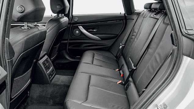 Encosto traseiro com inclinação regulável | <a href="https://preprod.quatrorodas.abril.com.br/carros/impressoes/bmw-335i-gt-740953.shtml" rel="migration">Leia mais</a> Encosto traseiro com inclinação regulável | <a href="https://preprod.quatrorodas.abril.com.br/carros/impressoes/bmw-335i-gt-740953.shtml" rel="migration">Leia mais</a>
