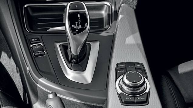 Câmbio automatizado de oito marchas e dupla embreagem | <a href="https://preprod.quatrorodas.abril.com.br/carros/impressoes/bmw-335i-gt-740953.shtml" rel="migration">Leia mais</a> Câmbio automatizado de oito marchas e dupla embreagem | <a href="https://preprod.quatrorodas.abril.com.br/carros/impressoes/bmw-335i-gt-740953.shtml" rel="migration">Leia mais</a>