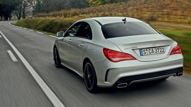 A coluna traseira foi desenhada para dar um ar de cupê | <a href="https://preprod.quatrorodas.abril.com.br/carros/impressoes/mercedes-benz-cla-250-740748.shtml" rel="migration">Leia mais</a> A coluna traseira foi desenhada para dar um ar de cupê | <a href="https://preprod.quatrorodas.abril.com.br/carros/impressoes/mercedes-benz-cla-250-740748.shtml" rel="migration">Leia mais</a>