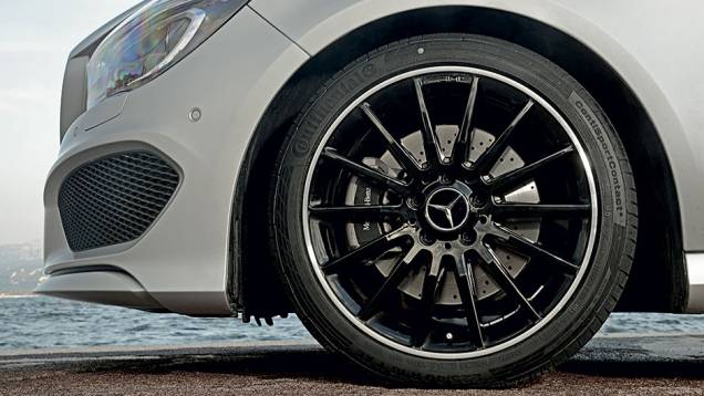 O CLA 250 tem rodas de 17 polegadas e freios a disco ventilado só na dianteira | <a href="https://preprod.quatrorodas.abril.com.br/carros/impressoes/mercedes-benz-cla-250-740748.shtml" rel="migration">Leia mais</a> O CLA 250 tem rodas de 17 polegadas e freios a disco ventilado só na dianteira | <a href="https://preprod.quatrorodas.abril.com.br/carros/impressoes/mercedes-benz-cla-250-740748.shtml" rel="migration">Leia mais</a>