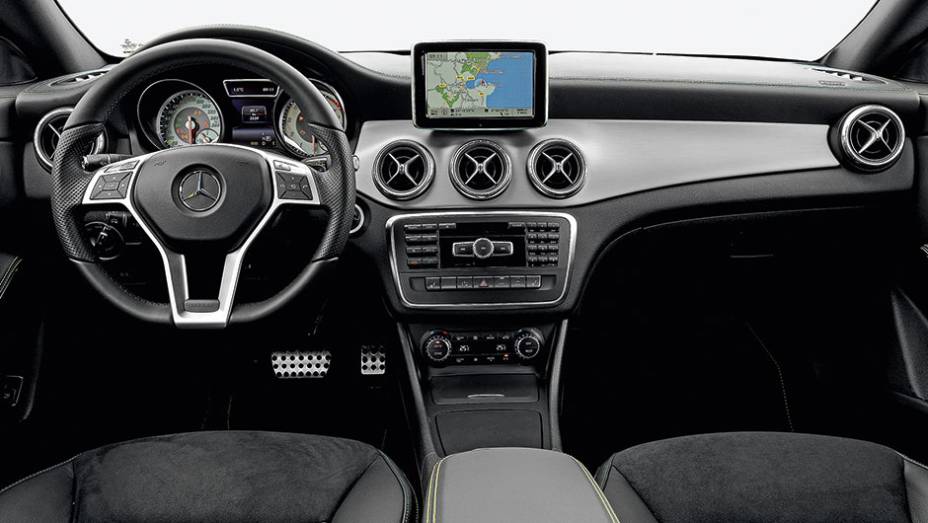 O interior é basicamente o mesmo do Classe A, com suas cinco saídas de ar e o monitor saliente ao estilo tablet | <a href="https://preprod.quatrorodas.abril.com.br/carros/impressoes/mercedes-benz-cla-250-740748.shtml" rel="migration">Leia mais</a>