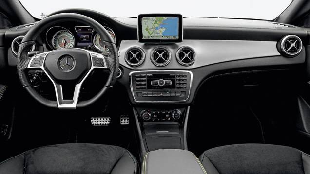 O interior é basicamente o mesmo do Classe A, com suas cinco saídas de ar e o monitor saliente ao estilo tablet | <a href="https://preprod.quatrorodas.abril.com.br/carros/impressoes/mercedes-benz-cla-250-740748.shtml" rel="migration">Leia mais</a> O interior é basicamente o mesmo do Classe A, com suas cinco saídas de ar e o monitor saliente ao estilo tablet | <a href="https://preprod.quatrorodas.abril.com.br/carros/impressoes/mercedes-benz-cla-250-740748.shtml" rel="migration">Leia mais</a>