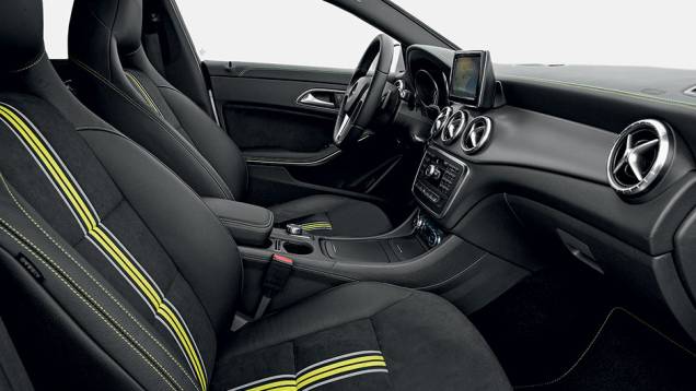 ...e bancos listrados dão um toque menos sóbrio, ideal para o público mais jovem | <a href="https://preprod.quatrorodas.abril.com.br/carros/impressoes/mercedes-benz-cla-250-740748.shtml" rel="migration">Leia mais</a> ...e bancos listrados dão um toque menos sóbrio, ideal para o público mais jovem | <a href="https://preprod.quatrorodas.abril.com.br/carros/impressoes/mercedes-benz-cla-250-740748.shtml" rel="migration">Leia mais</a>
