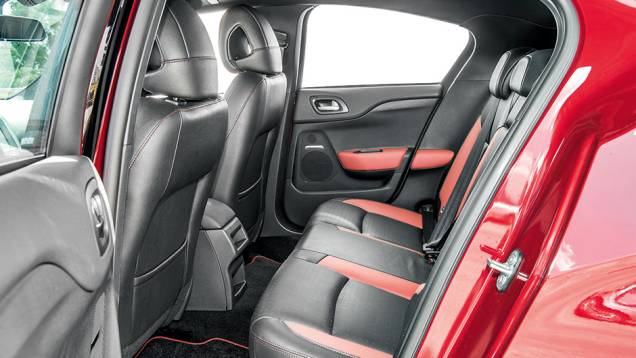 Tom do couro varia de acordo com as cores da carroceria | <a href="https://preprod.quatrorodas.abril.com.br/carros/testes/citroen-ds4-740640.shtml" rel="migration">Leia mais</a> Tom do couro varia de acordo com as cores da carroceria | <a href="https://preprod.quatrorodas.abril.com.br/carros/testes/citroen-ds4-740640.shtml" rel="migration">Leia mais</a>