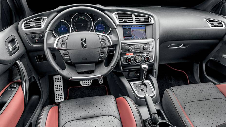 DS4 está mais bem equipado que a concorrência | <a href="https://preprod.quatrorodas.abril.com.br/carros/testes/citroen-ds4-740640.shtml" rel="migration">Leia mais</a>