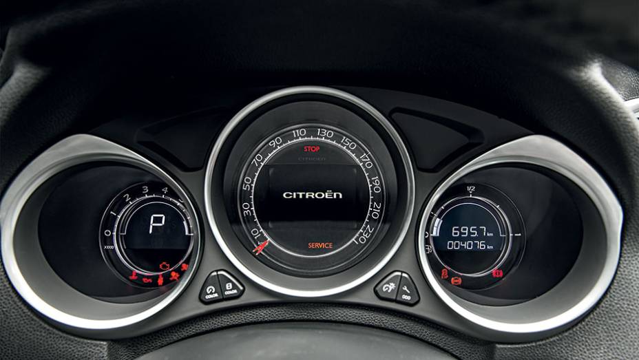 Motorista pode mudar a cor de fundo do painel | <a href="https://preprod.quatrorodas.abril.com.br/carros/testes/citroen-ds4-740640.shtml" rel="migration">Leia mais</a>