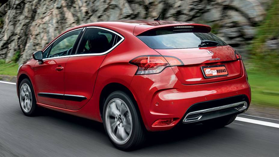 Enfeite cromado "finge" serem sa&iacute;das duplas de escape | <a href="https://preprod.quatrorodas.abril.com.br/carros/testes/citroen-ds4-740640.shtml" rel="migration">Leia mais</a>