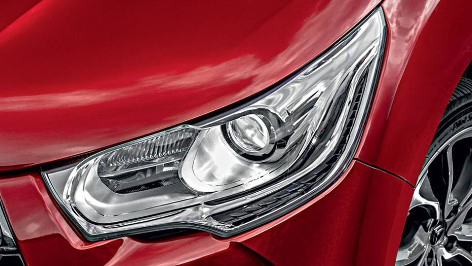 Farol de xen&ocirc;nio se move em at&eacute; 15 graus, acompanhando o volante | <a href="https://preprod.quatrorodas.abril.com.br/carros/testes/citroen-ds4-740640.shtml" rel="migration">Leia mais</a>