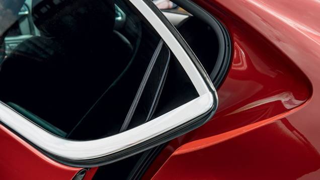 Porta traseira tem maçaneta embutida em uma "aba" | <a href="https://preprod.quatrorodas.abril.com.br/carros/testes/citroen-ds4-740640.shtml" rel="migration">Leia mais</a> Porta traseira tem maçaneta embutida em uma "aba" | <a href="https://preprod.quatrorodas.abril.com.br/carros/testes/citroen-ds4-740640.shtml" rel="migration">Leia mais</a>