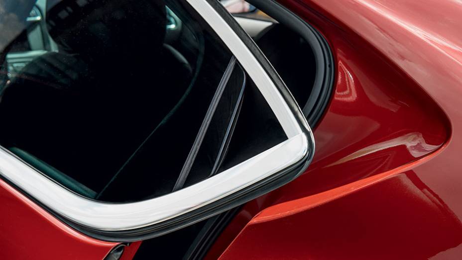 Porta traseira tem ma&ccedil;aneta embutida em uma "aba" | <a href="https://preprod.quatrorodas.abril.com.br/carros/testes/citroen-ds4-740640.shtml" rel="migration">Leia mais</a>
