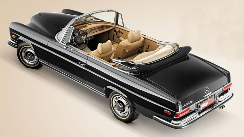 A traseira ganhou desenho próprio para se diferenciar da versão sedã | <a href="https://preprod.quatrorodas.abril.com.br/carros/classicos-grandescarros/mercedes-benz-w111-740911.shtml" rel="migration">Leia mais</a>