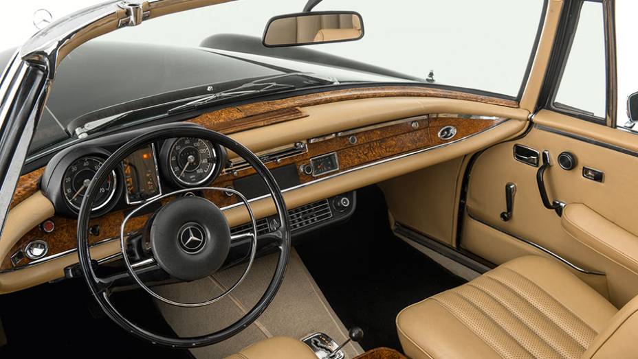 Esmero nos detalhes, painel revestido de couro e uso abundante de madeira | <a href="https://preprod.quatrorodas.abril.com.br/carros/classicos-grandescarros/mercedes-benz-w111-740911.shtml" rel="migration">Leia mais</a>