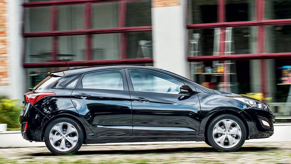 Marca registrada da Hyundai, os vincos e volumes ornam o i30 | <a href="https://preprod.quatrorodas.abril.com.br/carros/comparativos/peugeot-308-x-hyundai-i30-x-chevrolet-cruze-740626.shtml" rel="migration">Leia mais</a>