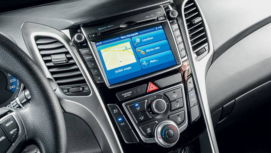 Atualizado, intuitivo e completo, o GPS do i30 é também o mais atraente | <a href="https://preprod.quatrorodas.abril.com.br/carros/comparativos/peugeot-308-x-hyundai-i30-x-chevrolet-cruze-740626.shtml" rel="migration">Leia mais</a>