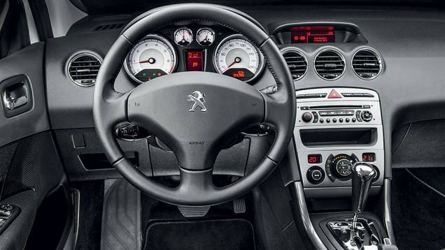 Comandos ficam na coluna de direção, não no volante | <a href="https://preprod.quatrorodas.abril.com.br/carros/comparativos/peugeot-308-x-hyundai-i30-x-chevrolet-cruze-740626.shtml" rel="migration">Leia mais</a> Comandos ficam na coluna de direção, não no volante | <a href="https://preprod.quatrorodas.abril.com.br/carros/comparativos/peugeot-308-x-hyundai-i30-x-chevrolet-cruze-740626.shtml" rel="migration">Leia mais</a>