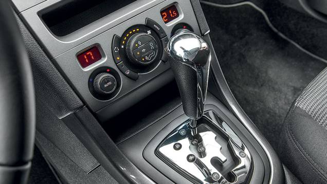 No câmbio do 308 há apenas quatro marchas e vacilos nas trocas | <a href="https://preprod.quatrorodas.abril.com.br/carros/comparativos/peugeot-308-x-hyundai-i30-x-chevrolet-cruze-740626.shtml" rel="migration">Leia mais</a> No câmbio do 308 há apenas quatro marchas e vacilos nas trocas | <a href="https://preprod.quatrorodas.abril.com.br/carros/comparativos/peugeot-308-x-hyundai-i30-x-chevrolet-cruze-740626.shtml" rel="migration">Leia mais</a>