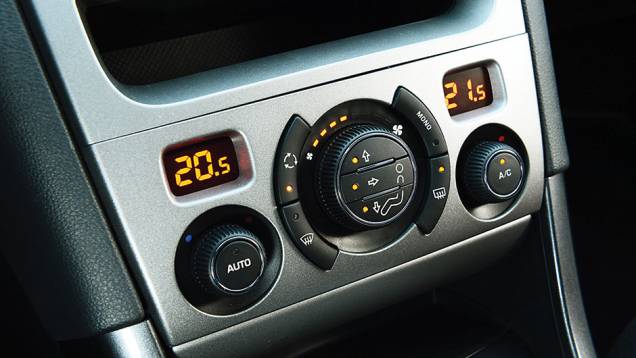 Ar-condicionado com ajuste digital e individual: exclusividade do 308 | <a href="https://preprod.quatrorodas.abril.com.br/carros/comparativos/peugeot-308-x-hyundai-i30-x-chevrolet-cruze-740626.shtml" rel="migration">Leia mais</a> Ar-condicionado com ajuste digital e individual: exclusividade do 308 | <a href="https://preprod.quatrorodas.abril.com.br/carros/comparativos/peugeot-308-x-hyundai-i30-x-chevrolet-cruze-740626.shtml" rel="migration">Leia mais</a>