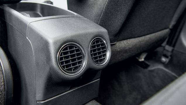 Ar-condicionado também na traseira, mas sem direcionador | <a href="https://preprod.quatrorodas.abril.com.br/carros/comparativos/peugeot-308-x-hyundai-i30-x-chevrolet-cruze-740626.shtml" rel="migration">Leia mais</a> Ar-condicionado também na traseira, mas sem direcionador | <a href="https://preprod.quatrorodas.abril.com.br/carros/comparativos/peugeot-308-x-hyundai-i30-x-chevrolet-cruze-740626.shtml" rel="migration">Leia mais</a>