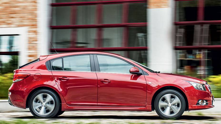 Vidro traseiro grande e inclinado marca o perfil do Cruze | <a href="https://preprod.quatrorodas.abril.com.br/carros/comparativos/peugeot-308-x-hyundai-i30-x-chevrolet-cruze-740626.shtml" rel="migration">Leia mais</a>