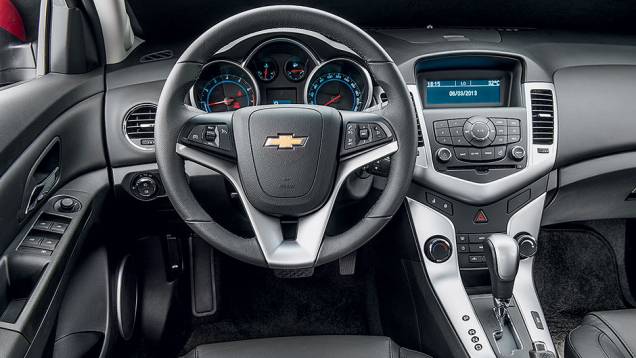 Detalhes prateados decoram painel, volante e console | <a href="https://preprod.quatrorodas.abril.com.br/carros/comparativos/peugeot-308-x-hyundai-i30-x-chevrolet-cruze-740626.shtml" rel="migration">Leia mais</a> Detalhes prateados decoram painel, volante e console | <a href="https://preprod.quatrorodas.abril.com.br/carros/comparativos/peugeot-308-x-hyundai-i30-x-chevrolet-cruze-740626.shtml" rel="migration">Leia mais</a>
