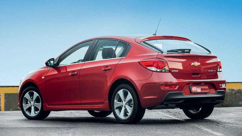 Cruze: 1.8 de 144/140 cv atua com um c&acirc;mbio de seis marchas | <a href="https://preprod.quatrorodas.abril.com.br/carros/comparativos/peugeot-308-x-hyundai-i30-x-chevrolet-cruze-740626.shtml" rel="migration">Leia mais</a>