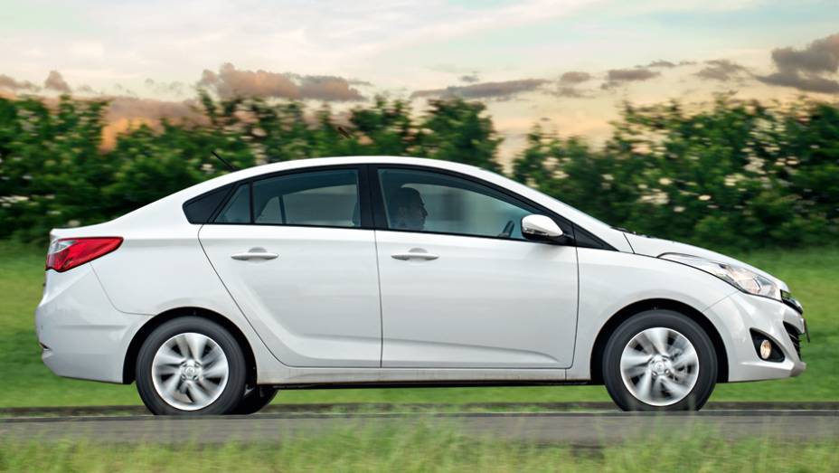 Arco de teto longo: sedã com um toque de esportividade | <a href="https://preprod.quatrorodas.abril.com.br/carros/testes/hyundai-hb20s-740012.shtml" rel="migration">Leia mais</a>