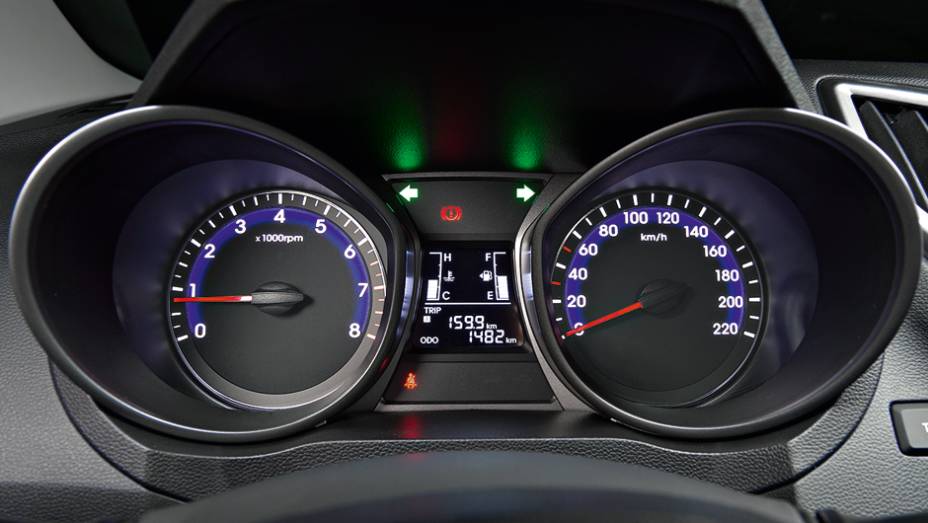 Computador de bordo no painel: equipamento de série desde a versão mais simples | <a href="https://preprod.quatrorodas.abril.com.br/carros/testes/hyundai-hb20s-740012.shtml" rel="migration">Leia mais</a>