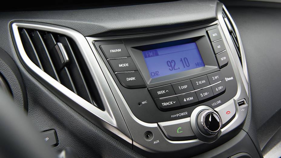 Som completo: Bluetooth, USB e auxiliar | <a href="https://preprod.quatrorodas.abril.com.br/carros/testes/hyundai-hb20s-740012.shtml" rel="migration">Leia mais</a>