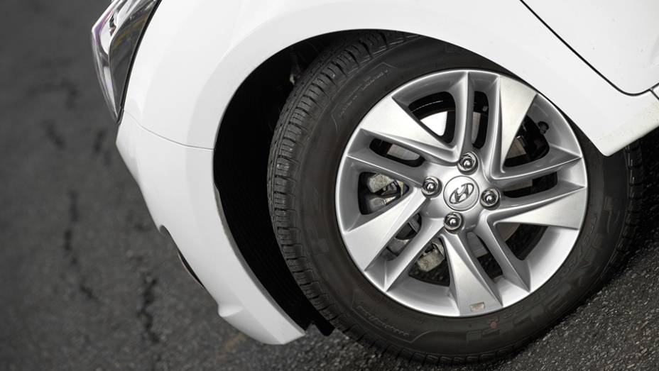 Rodas aro 15: opcional s&oacute; no HB 1.6 | <a href="https://preprod.quatrorodas.abril.com.br/carros/testes/hyundai-hb20s-740012.shtml" rel="migration">Leia mais</a>