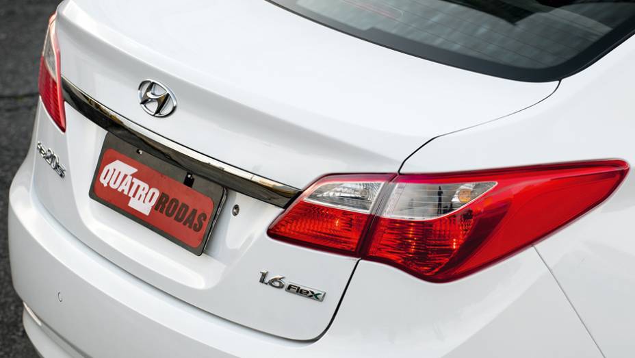 Lanternas lembram as do hatch no formato e na disposi&ccedil;&atilde;o das luzes. No porta-malas, 450 litros | <a href="https://preprod.quatrorodas.abril.com.br/carros/testes/hyundai-hb20s-740012.shtml" rel="migration">Leia mais</a>