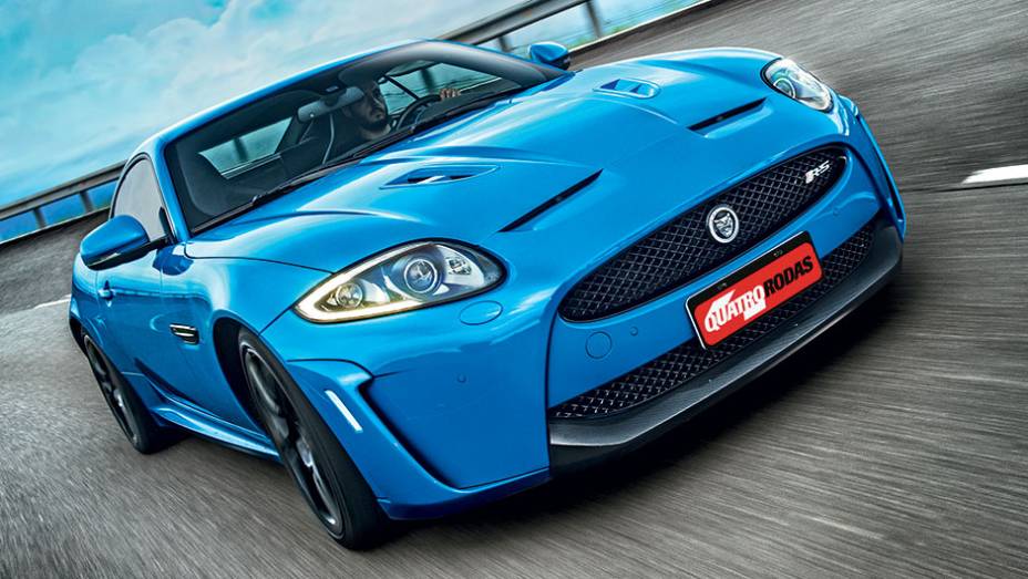 Tomadas de ar no cap&ocirc; ajudam o V8, com compressor, a respirar melhor | <a href="https://preprod.quatrorodas.abril.com.br/carros/testes/jaguar-xkr-s-740665.shtml" rel="migration">Leia mais</a>