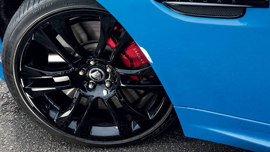 Rodas de liga leve aro 20 com acabamento preto brilhante | <a href="https://preprod.quatrorodas.abril.com.br/carros/testes/jaguar-xkr-s-740665.shtml" rel="migration">Leia mais</a>