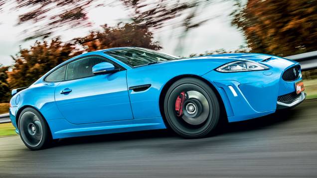 Discos de freio têm 38 cm de diâmetro | <a href="https://preprod.quatrorodas.abril.com.br/carros/testes/jaguar-xkr-s-740665.shtml" rel="migration">Leia mais</a> Discos de freio têm 38 cm de diâmetro | <a href="https://preprod.quatrorodas.abril.com.br/carros/testes/jaguar-xkr-s-740665.shtml" rel="migration">Leia mais</a>