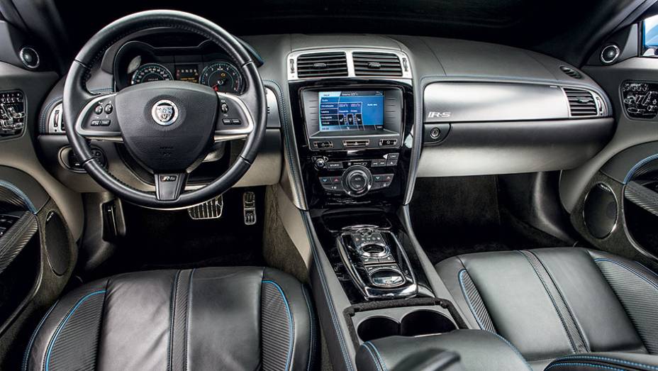 O ar-condicionado é bizona, digital e automático | <a href="https://preprod.quatrorodas.abril.com.br/carros/testes/jaguar-xkr-s-740665.shtml" rel="migration">Leia mais</a>