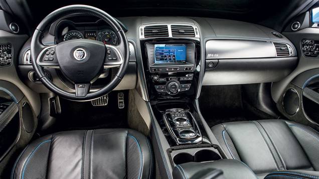 O ar-condicionado é bizona, digital e automático | <a href="https://preprod.quatrorodas.abril.com.br/carros/testes/jaguar-xkr-s-740665.shtml" rel="migration">Leia mais</a> O ar-condicionado é bizona, digital e automático | <a href="https://preprod.quatrorodas.abril.com.br/carros/testes/jaguar-xkr-s-740665.shtml" rel="migration">Leia mais</a>