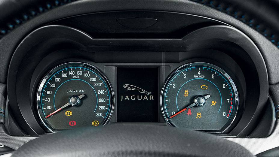 Mostradores analógicos adotam visual clássico | <a href="https://preprod.quatrorodas.abril.com.br/carros/testes/jaguar-xkr-s-740665.shtml" rel="migration">Leia mais</a>