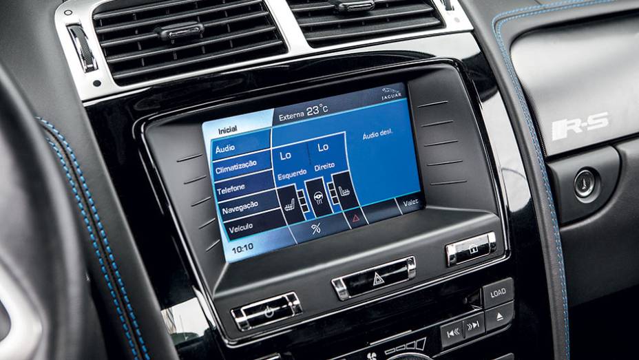 Tela da central multim&iacute;dia &eacute; sens&iacute;vel ao toque | <a href="https://preprod.quatrorodas.abril.com.br/carros/testes/jaguar-xkr-s-740665.shtml" rel="migration">Leia mais</a>