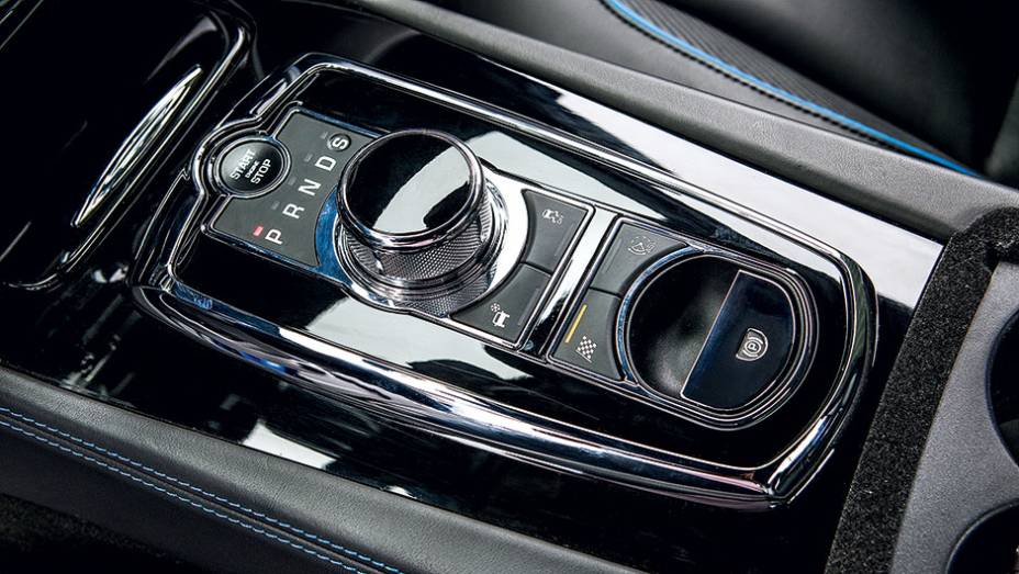 O seletor do câmbio é rotativo | <a href="https://preprod.quatrorodas.abril.com.br/carros/testes/jaguar-xkr-s-740665.shtml" rel="migration">Leia mais</a>