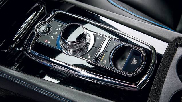 O seletor do câmbio é rotativo | <a href="https://preprod.quatrorodas.abril.com.br/carros/testes/jaguar-xkr-s-740665.shtml" rel="migration">Leia mais</a> O seletor do câmbio é rotativo | <a href="https://preprod.quatrorodas.abril.com.br/carros/testes/jaguar-xkr-s-740665.shtml" rel="migration">Leia mais</a>