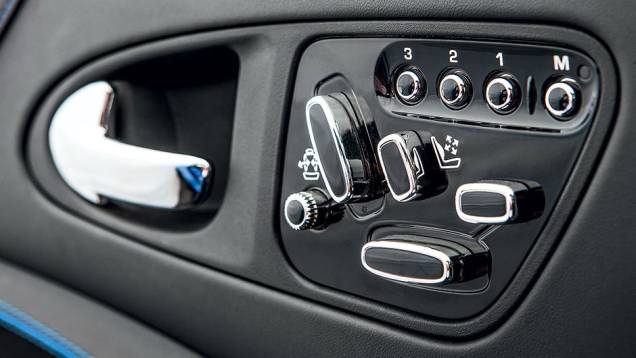 Banco tem ajuste de apoio lateral | <a href="https://preprod.quatrorodas.abril.com.br/carros/testes/jaguar-xkr-s-740665.shtml" rel="migration">Leia mais</a> Banco tem ajuste de apoio lateral | <a href="https://preprod.quatrorodas.abril.com.br/carros/testes/jaguar-xkr-s-740665.shtml" rel="migration">Leia mais</a>