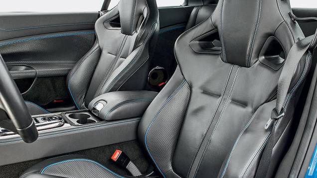 A bordo só há lugar para duas pessoas | <a href="https://preprod.quatrorodas.abril.com.br/carros/testes/jaguar-xkr-s-740665.shtml" rel="migration">Leia mais</a> A bordo só há lugar para duas pessoas | <a href="https://preprod.quatrorodas.abril.com.br/carros/testes/jaguar-xkr-s-740665.shtml" rel="migration">Leia mais</a>