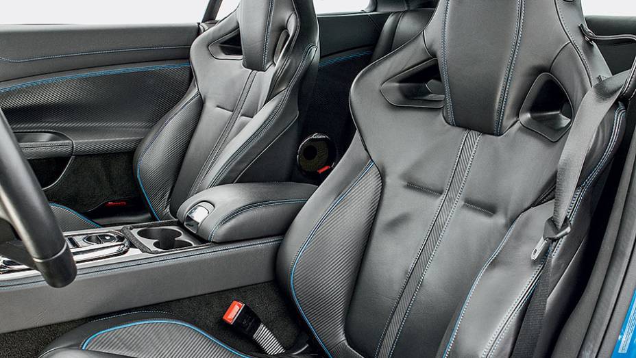 A bordo s&oacute; h&aacute; lugar para duas pessoas | <a href="https://preprod.quatrorodas.abril.com.br/carros/testes/jaguar-xkr-s-740665.shtml" rel="migration">Leia mais</a>