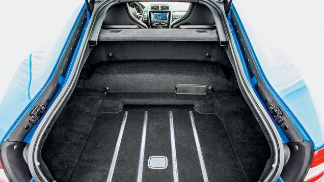 No porta-malas cabem 200 litros | <a href="https://preprod.quatrorodas.abril.com.br/carros/testes/jaguar-xkr-s-740665.shtml" rel="migration">Leia mais</a> No porta-malas cabem 200 litros | <a href="https://preprod.quatrorodas.abril.com.br/carros/testes/jaguar-xkr-s-740665.shtml" rel="migration">Leia mais</a>