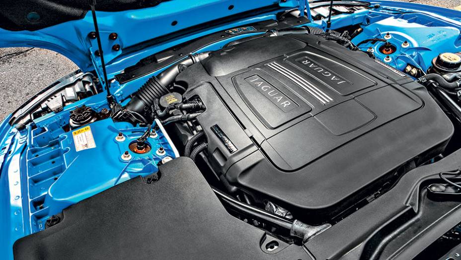 O V8 de alumínio tem injeção direta | <a href="https://preprod.quatrorodas.abril.com.br/carros/testes/jaguar-xkr-s-740665.shtml" rel="migration">Leia mais</a>
