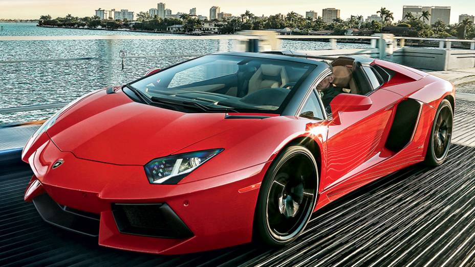 O teto de fibra de carbono é retirado manualmente | <a href="https://preprod.quatrorodas.abril.com.br/carros/impressoes/lamborghini-aventador-lp-700-4-spyder-740729.shtml" rel="migration">Leia mais</a>