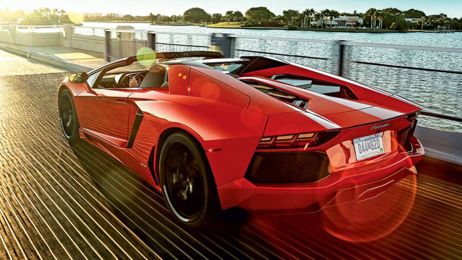 No antecessor, o V12 não ficava à mostra pelo vidro | <a href="https://preprod.quatrorodas.abril.com.br/carros/impressoes/lamborghini-aventador-lp-700-4-spyder-740729.shtml" rel="migration">Leia mais</a>