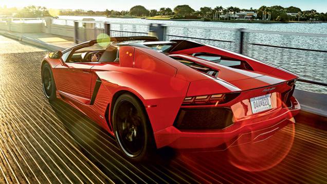 No antecessor, o V12 não ficava à mostra pelo vidro | <a href="https://preprod.quatrorodas.abril.com.br/carros/impressoes/lamborghini-aventador-lp-700-4-spyder-740729.shtml" rel="migration">Leia mais</a> No antecessor, o V12 não ficava à mostra pelo vidro | <a href="https://preprod.quatrorodas.abril.com.br/carros/impressoes/lamborghini-aventador-lp-700-4-spyder-740729.shtml" rel="migration">Leia mais</a>